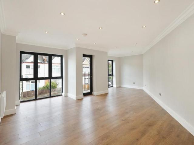 Apartment for rent in London Borough of Merton, Collier's Wood