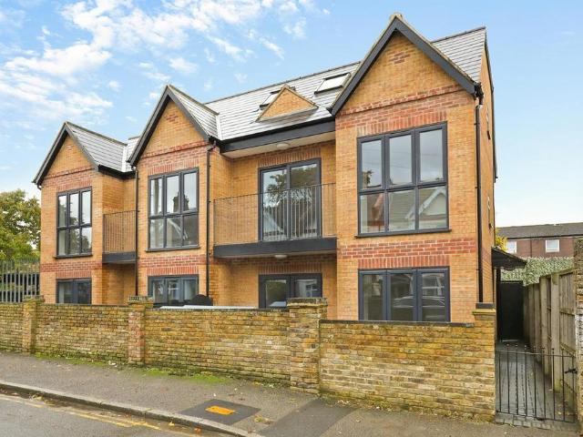 Apartment for rent in London Borough of Merton, Collier's Wood