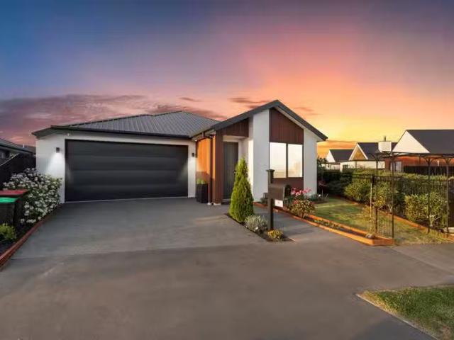 House for sale in Chaslands, Canterbury