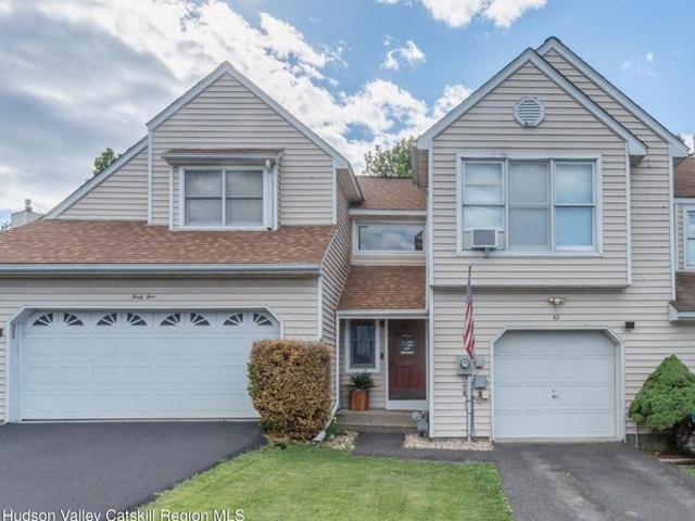Townhouse for sale in Bloomington, New York