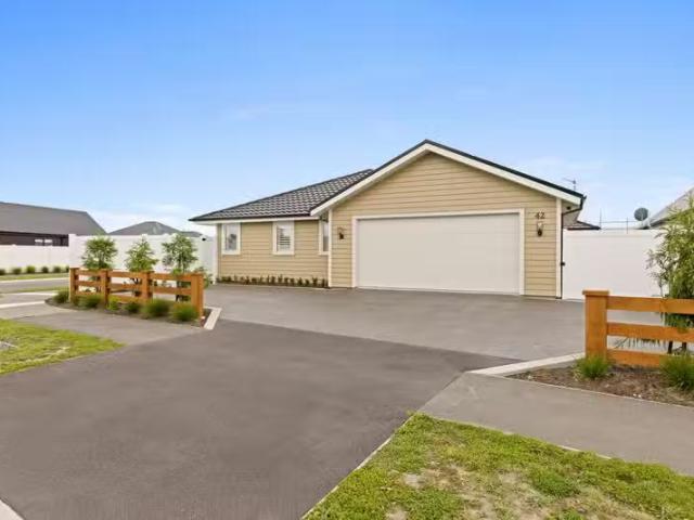 House for sale in Chaslands, Canterbury