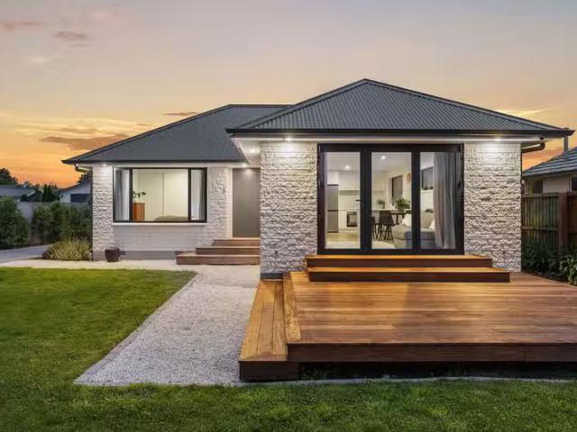 House for sale in Chaslands, Canterbury