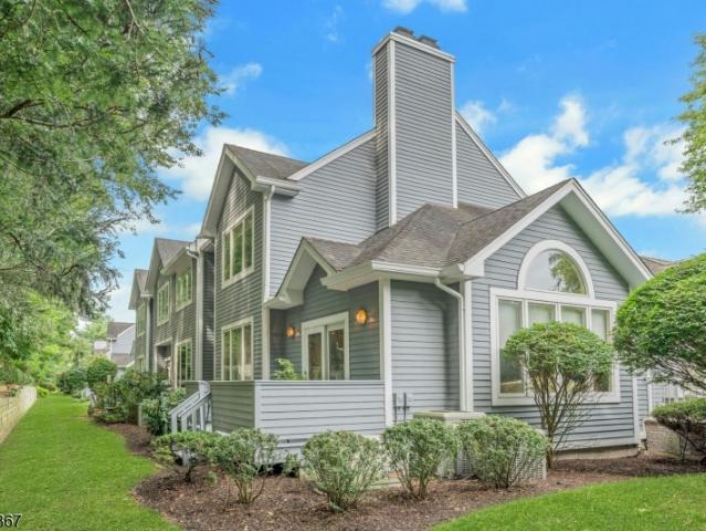 Townhouse for sale in Allendale, Bergen County