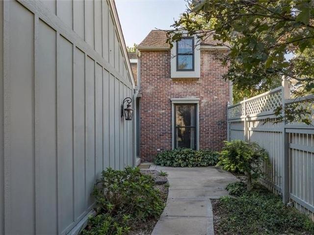 Townhouse for sale in Leawood, Johnson County
