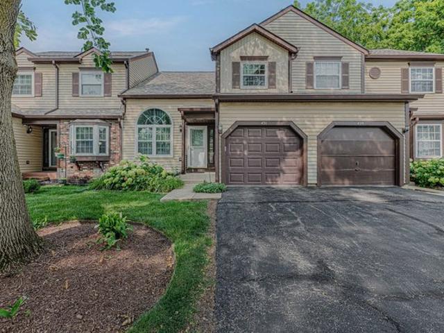 Townhouse for sale in Streamwood, Illinois