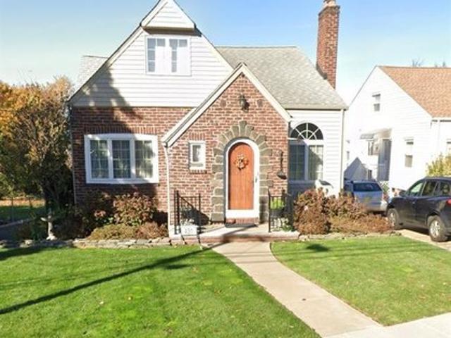 House for sale in Ridgefield, New Jersey