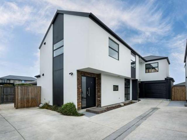 Townhouse for sale in Chaslands, Canterbury