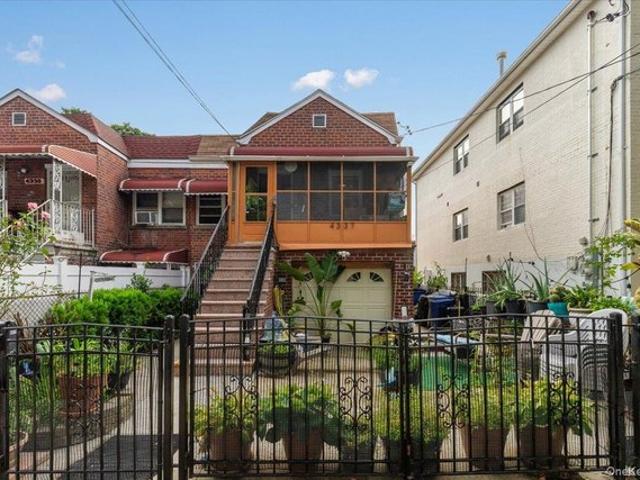 House for sale in The Bronx, Arverne