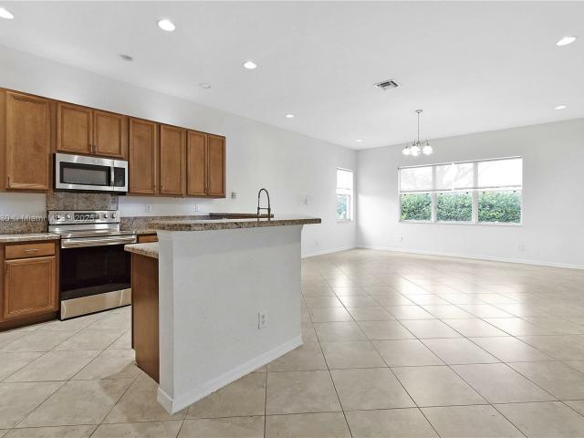 Apartment for rent in Weston