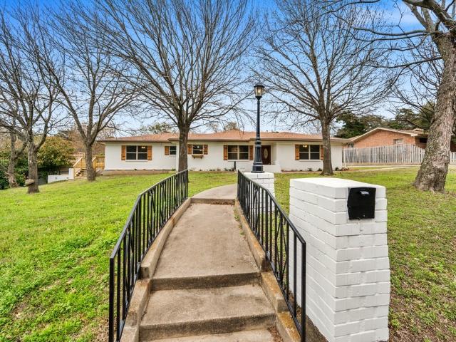 House for sale in Woodway