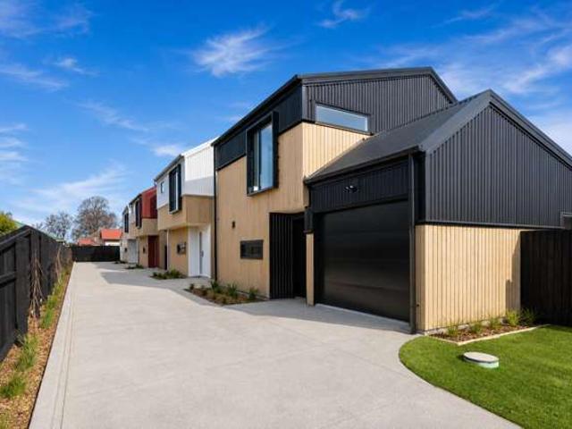 Townhouse for sale in Chaslands, Canterbury