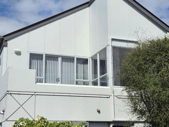 Apartment for rent in Chaslands, Canterbury
