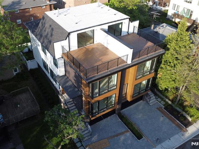 Townhouse for sale in Fort Lee