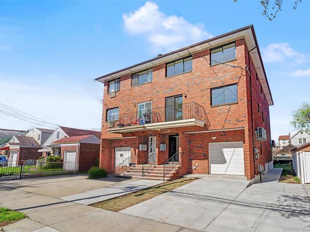 Townhouse for sale in Queens, Arverne