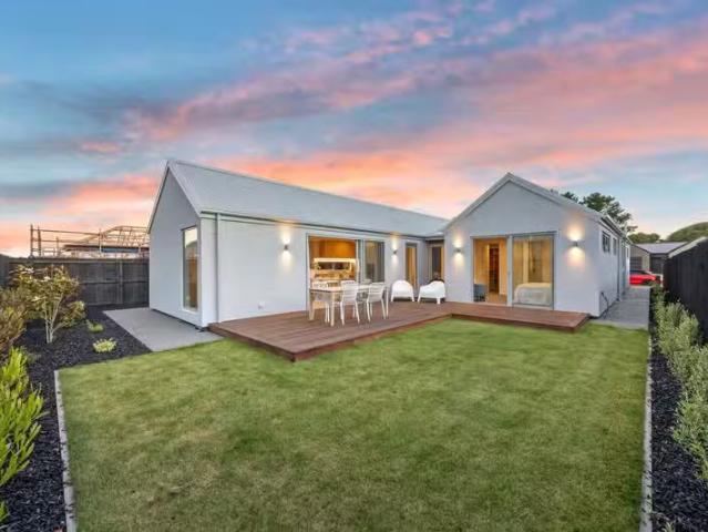 House for sale in Chaslands, Canterbury