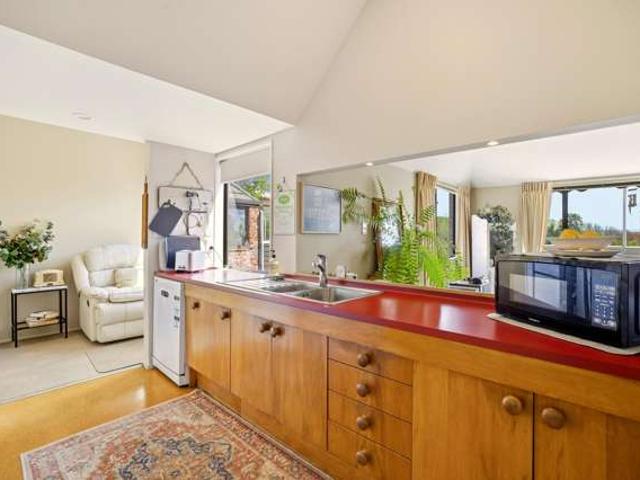 Apartment for sale in Chaslands, Canterbury
