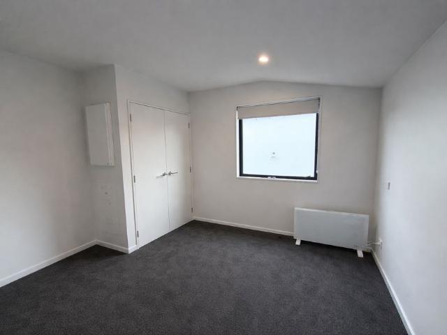 Townhouse for rent in Chaslands, Canterbury