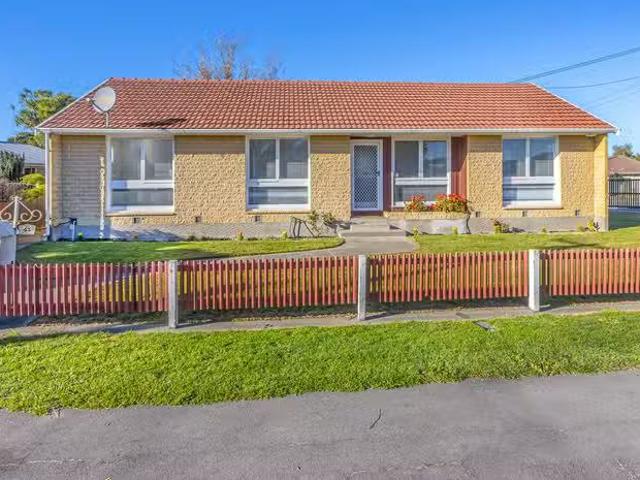 House for sale in Chaslands, Canterbury