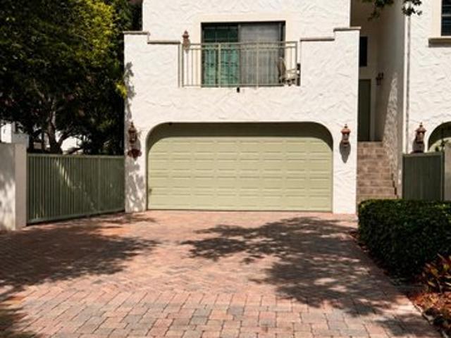 Townhouse for sale in Dania, Florida
