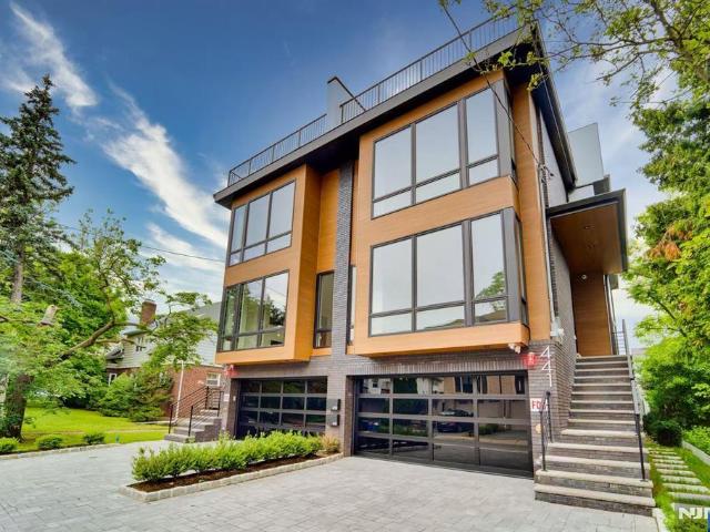 Townhouse for sale in Fort Lee