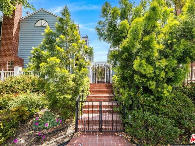 Townhouse for sale in North Hollywood Neighborhood Council District, Canoga Park