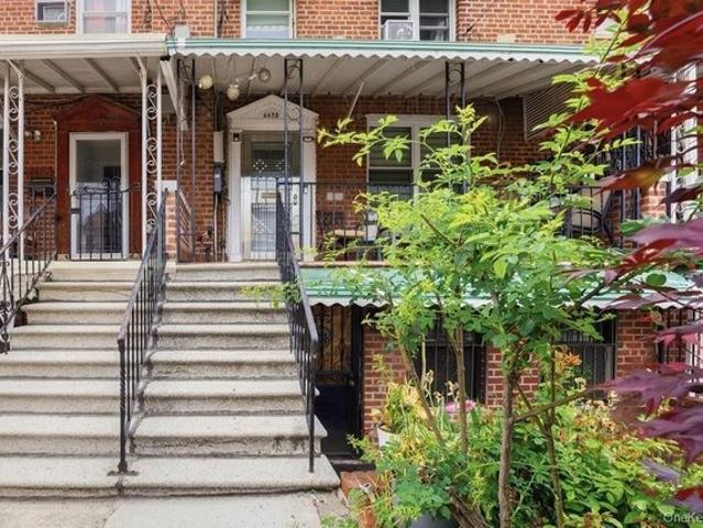 Townhouse for sale in The Bronx, Arverne
