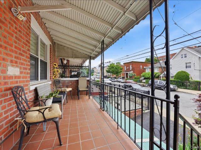 House for sale in The Bronx, Arverne