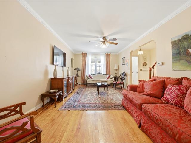 House for sale in The Bronx, Arverne