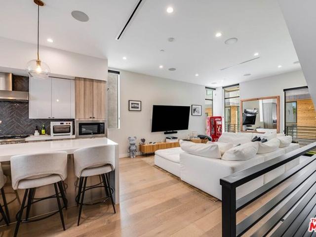 Townhouse for sale in Studio City Neighborhood Council District, Canoga Park