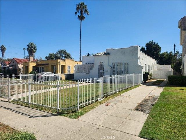 Townhouse for sale in Canoga Park, California