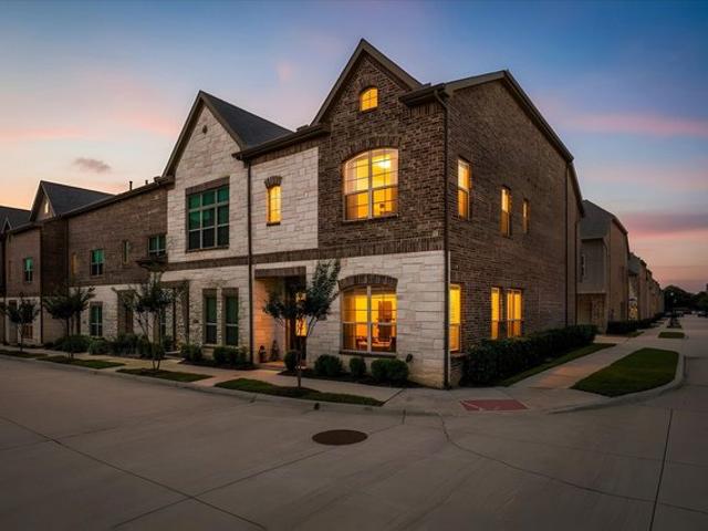Townhouse for sale in Carrollton, Texas