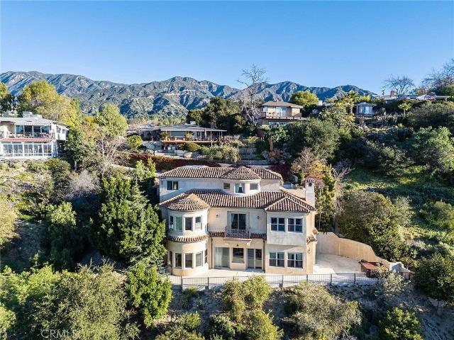 House for sale in La Canada Flintridge, California