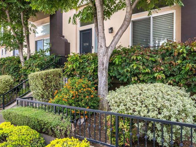 Townhouse for sale in Studio City Neighborhood Council District, Canoga Park