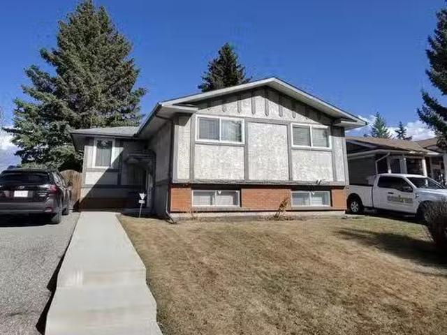 House for sale in Canyon Meadows, Calgary