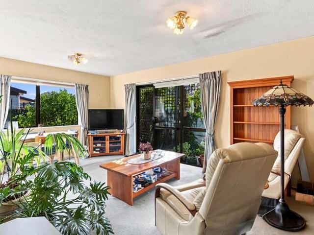House for sale in Chaslands, Canterbury