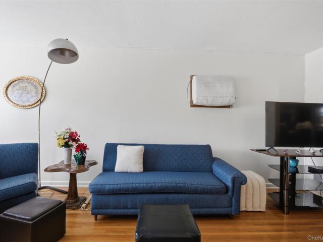 House for sale in The Bronx, Arverne