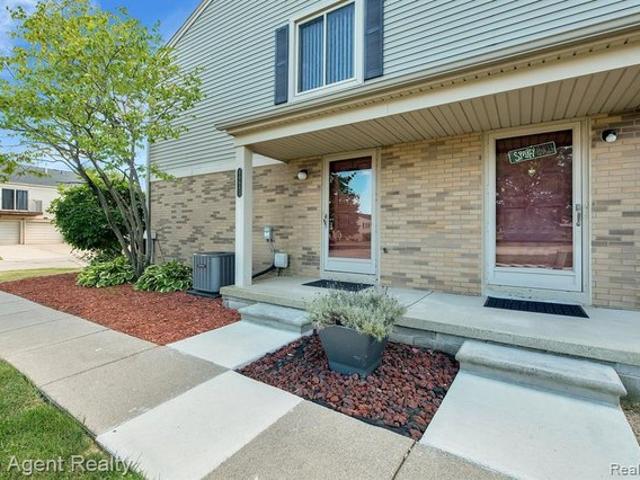 Condo for sale in Clinton Township, Michigan