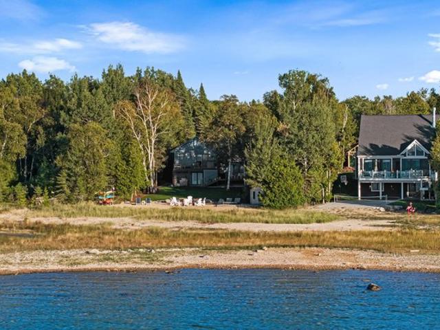 House for sale in Charlevoix, Charlevoix County