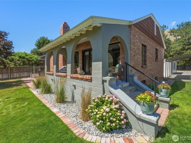 House for sale in Chelan Falls, Washington