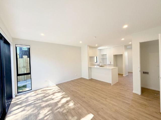 Townhouse for rent in Chaslands, Canterbury