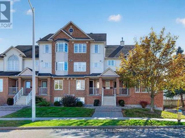 Townhouse for sale in Beacon Hill-Cyrville, Ottawa