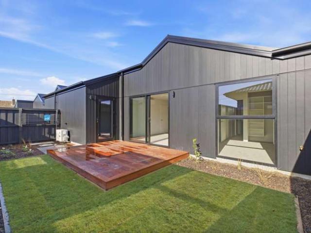 Townhouse for sale in Chaslands, Canterbury