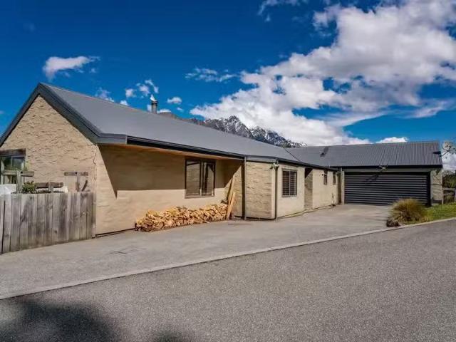 House for sale in Otakou