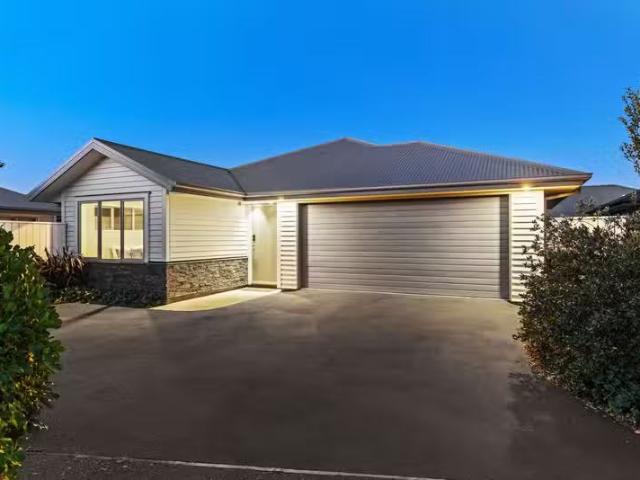 House for sale in Chaslands, Canterbury