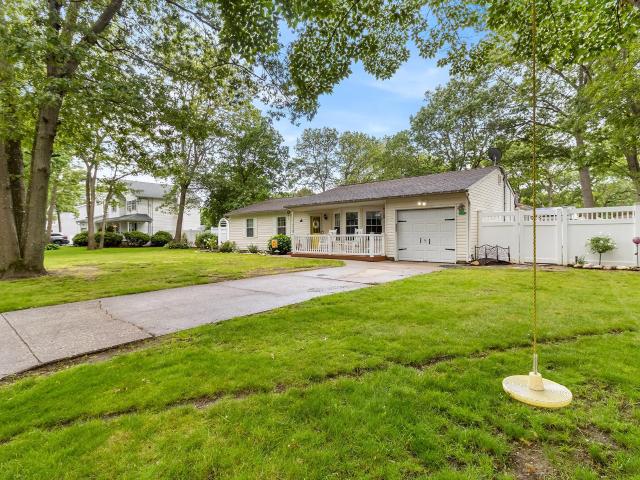 House for sale in Holtsville