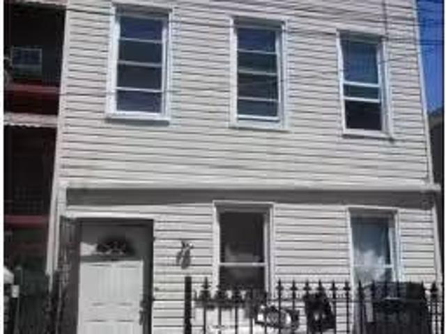 House for sale in Elmhurst
