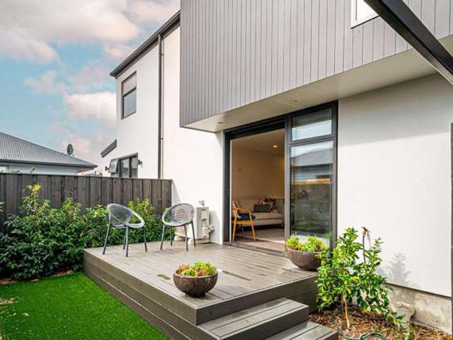 Townhouse for sale in Chaslands, Canterbury