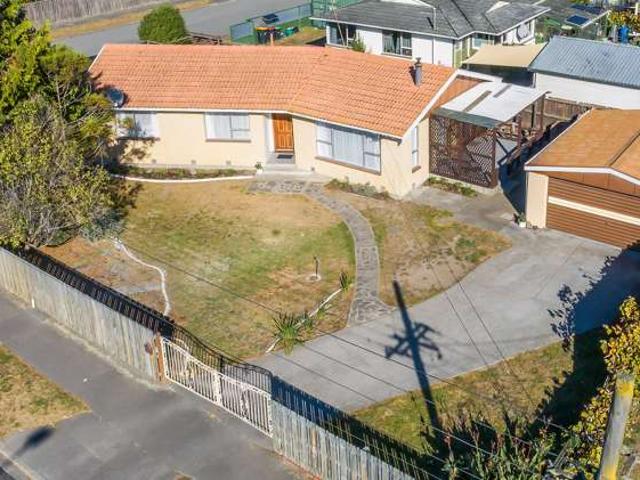House for sale in Chaslands, Canterbury
