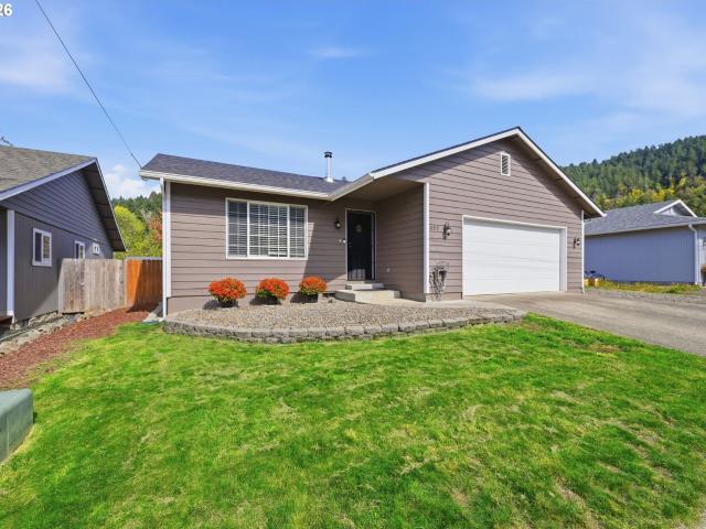 House for sale in Drain, Douglas County