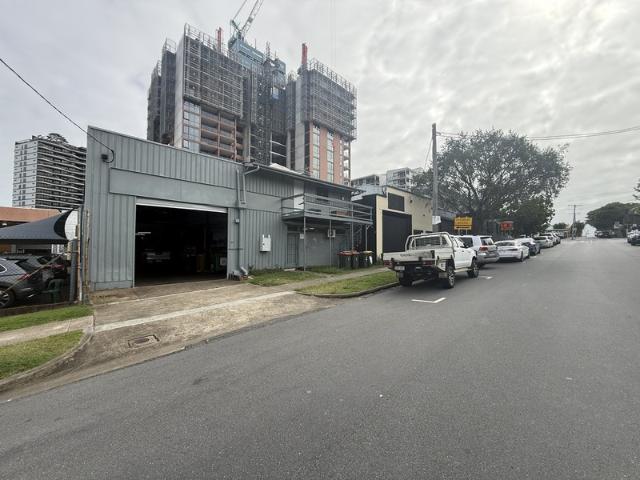 Warehouse for rent in Toombul, Queensland